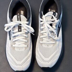Brooks Women’s Size 11 Black and White Revel 6